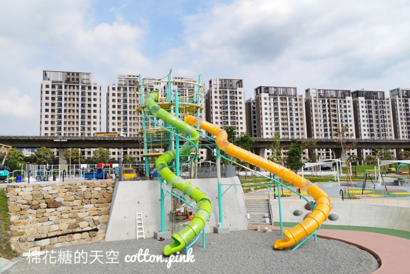 台中最新馬卡龍公園～還沒啟用就吸睛！還有寵物專區喔！