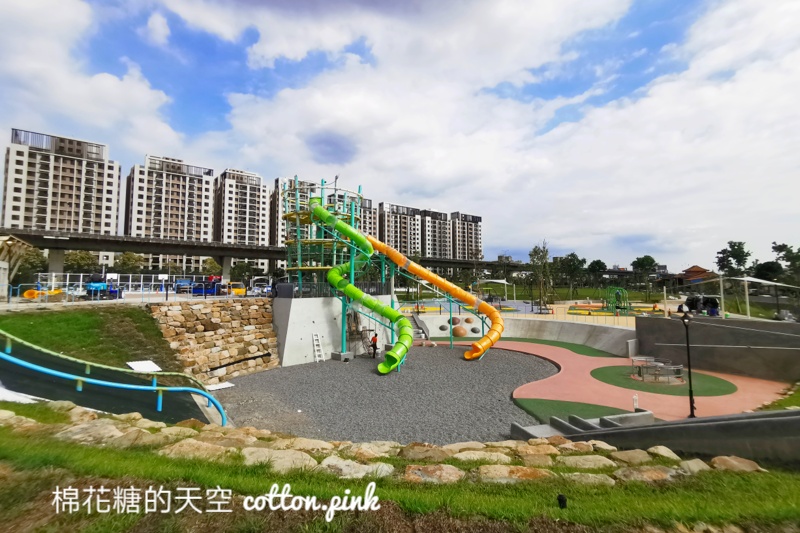台中最新馬卡龍公園～還沒啟用就吸睛！還有寵物專區喔！