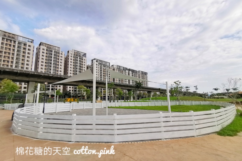 台中最新馬卡龍公園～還沒啟用就吸睛！還有寵物專區喔！