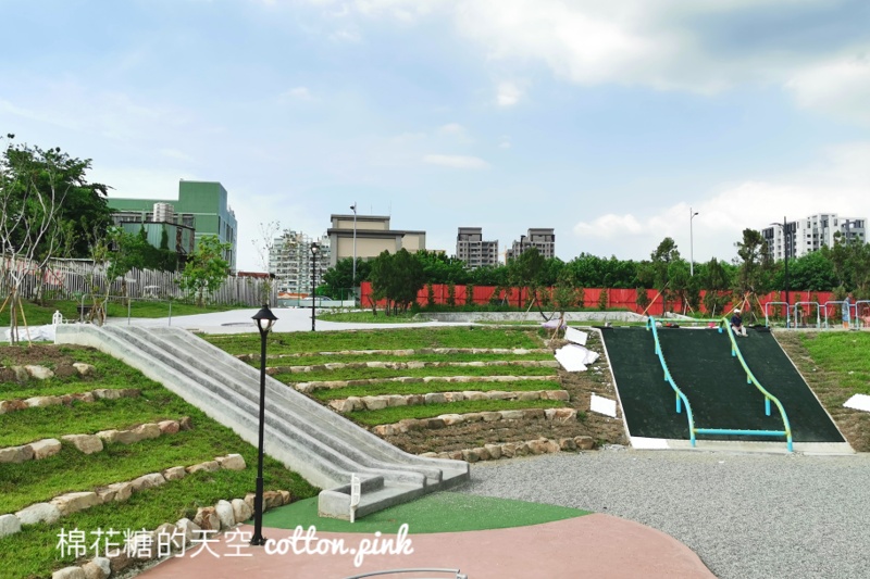 台中最新馬卡龍公園～還沒啟用就吸睛！還有寵物專區喔！