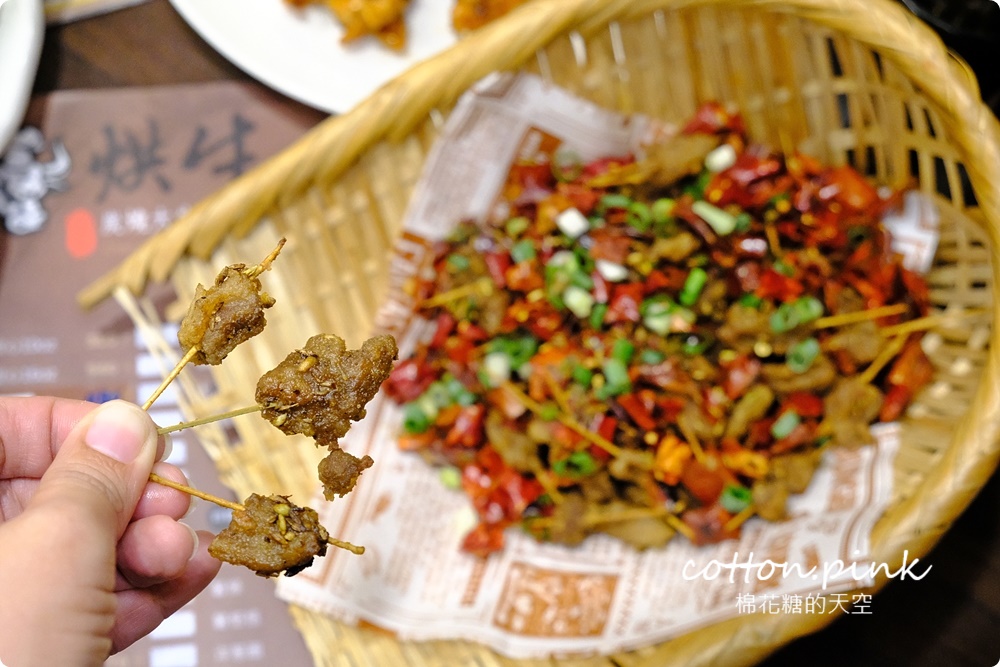 台中熱炒店裡吃現烤牛排！烘牛現炒精緻菜色創造宵夜新高度