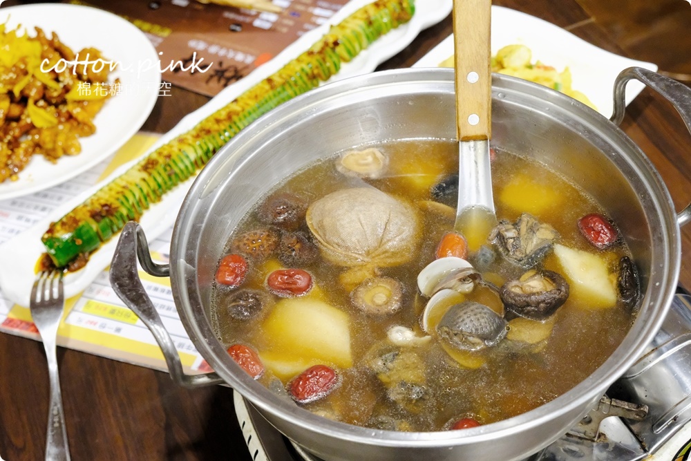 台中熱炒店裡吃現烤牛排！烘牛現炒精緻菜色創造宵夜新高度
