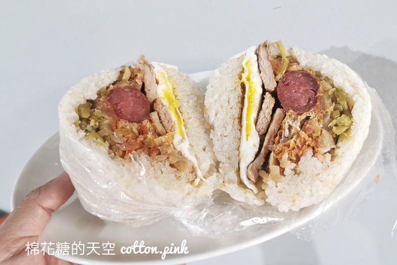 台中早餐飯糰這家超大顆！霸王燒肉飯糰綜合口味雙主菜耶～