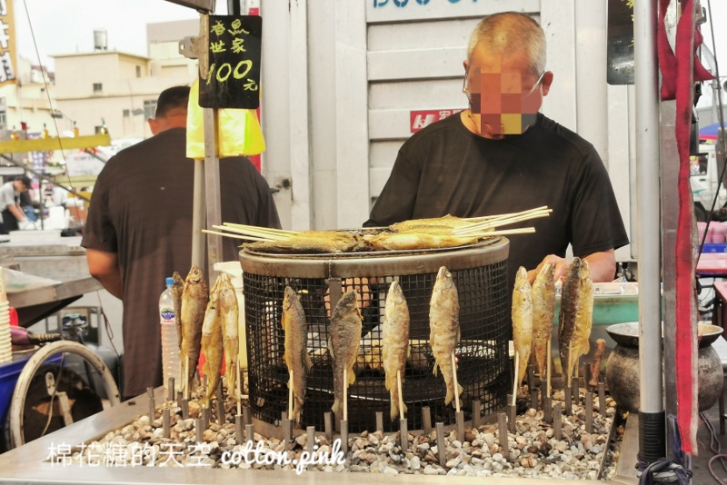 鹿峰夜市必吃-碳烤香魚先炸再烤香氣十足～灑上檸檬更對味