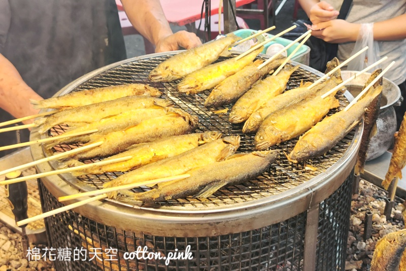 鹿峰夜市必吃-碳烤香魚先炸再烤香氣十足～灑上檸檬更對味