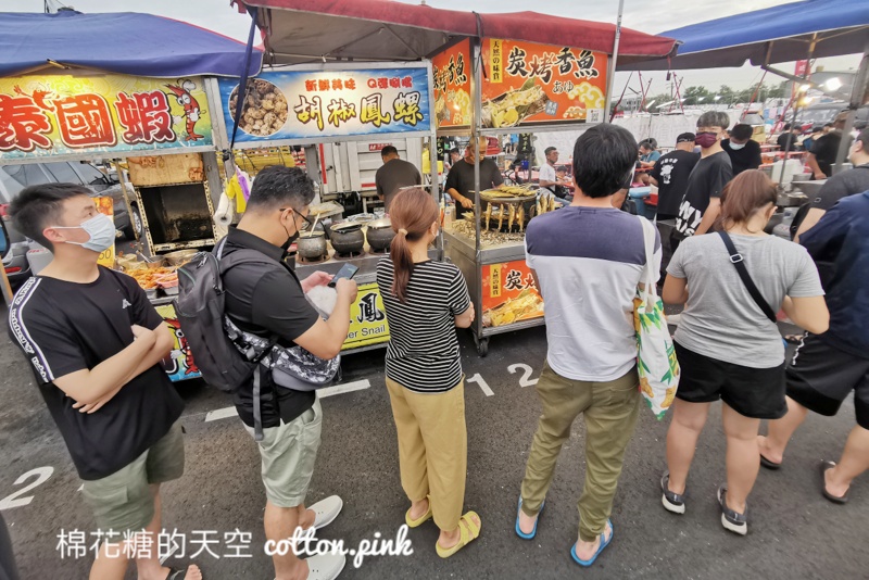 鹿峰夜市必吃-碳烤香魚先炸再烤香氣十足～灑上檸檬更對味