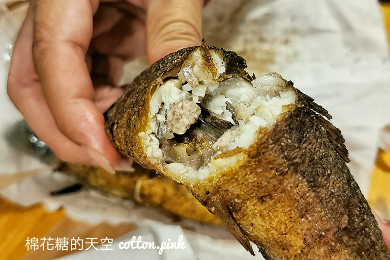 鹿峰夜市必吃-碳烤香魚先炸再烤香氣十足～灑上檸檬更對味