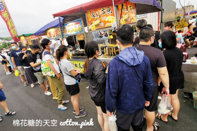 鹿峰夜市必吃-碳烤香魚先炸再烤香氣十足～灑上檸檬更對味