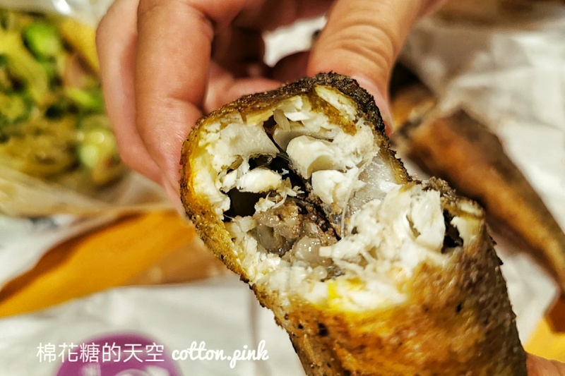 鹿峰夜市必吃-碳烤香魚先炸再烤香氣十足～灑上檸檬更對味