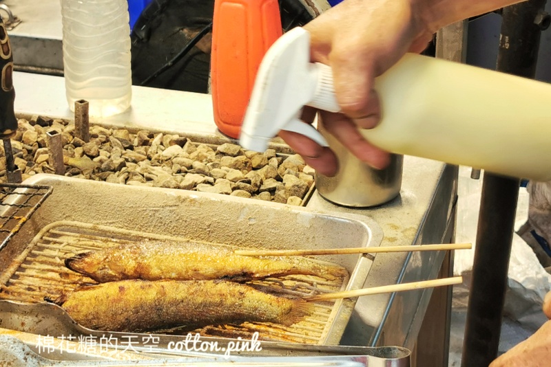 鹿峰夜市必吃-碳烤香魚先炸再烤香氣十足～灑上檸檬更對味