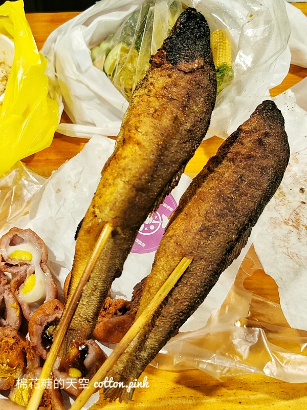 鹿峰夜市必吃-碳烤香魚先炸再烤香氣十足～灑上檸檬更對味
