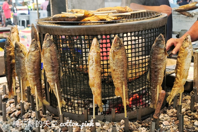 鹿峰夜市必吃-碳烤香魚先炸再烤香氣十足～灑上檸檬更對味