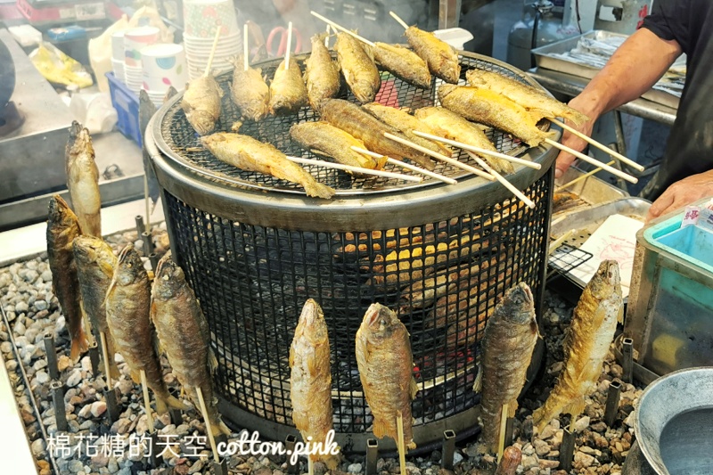 鹿峰夜市必吃-碳烤香魚先炸再烤香氣十足～灑上檸檬更對味