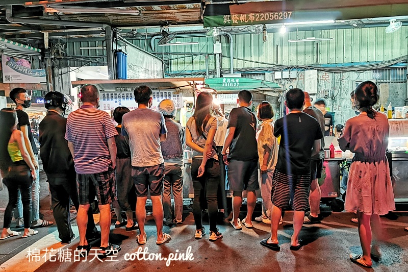 晚上九點才開門！烏龍路邊攤滷味、爌肉飯超人氣宵夜～