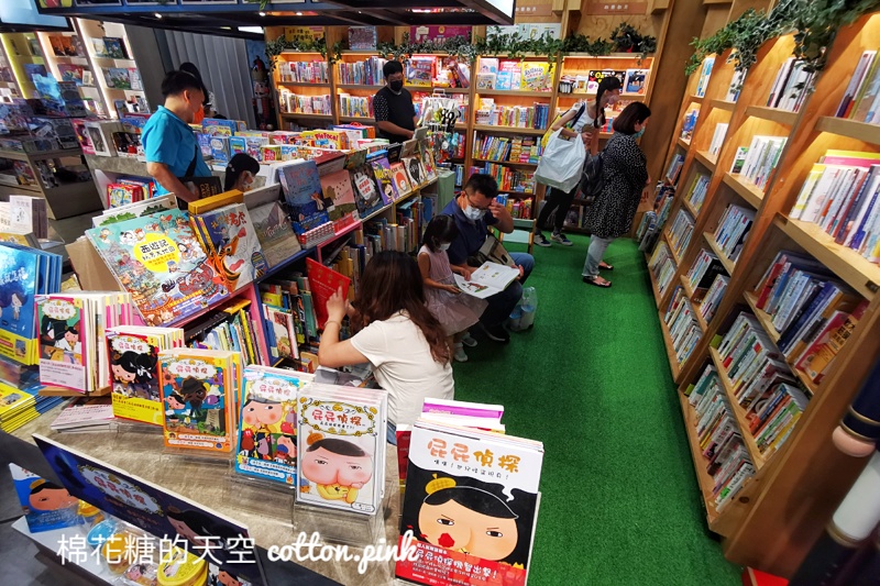 台中文青小書房搬家重新開幕！最新金石堂大片窗景美不勝收～