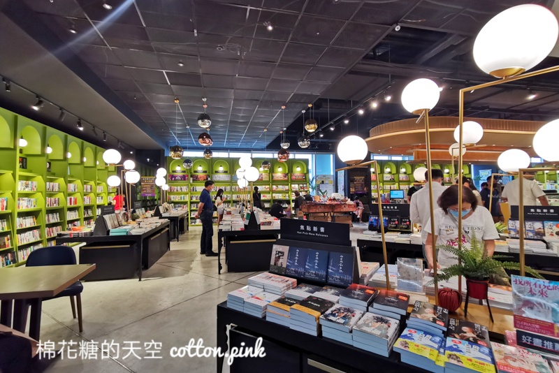 台中文青小書房搬家重新開幕！最新金石堂大片窗景美不勝收～