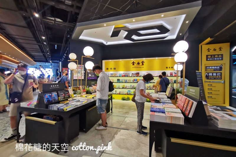 台中文青小書房搬家重新開幕！最新金石堂大片窗景美不勝收～
