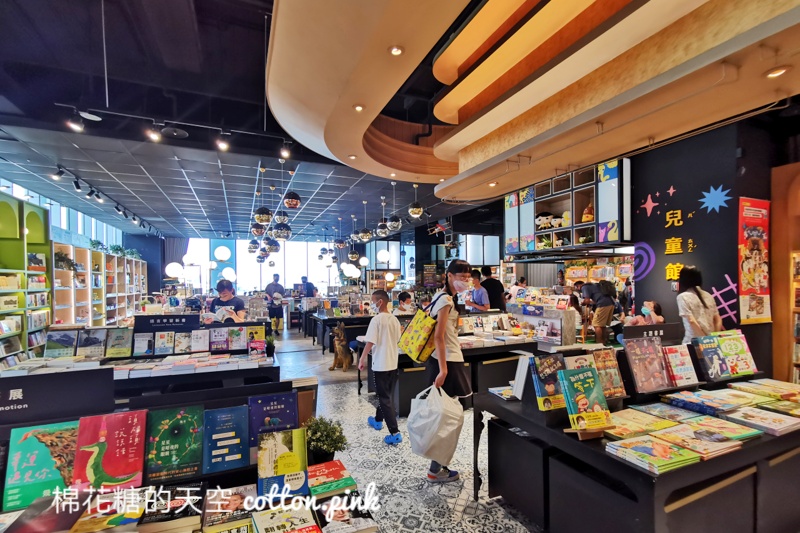 台中文青小書房搬家重新開幕！最新金石堂大片窗景美不勝收～