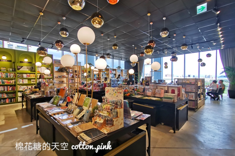 台中文青小書房搬家重新開幕！最新金石堂大片窗景美不勝收～
