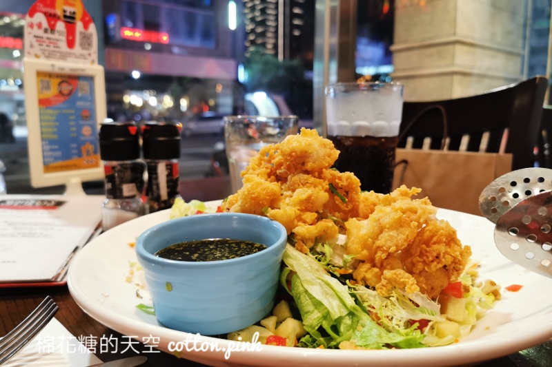 THI FRIDAYS美式餐廳，期間限定買一送一吃起來！