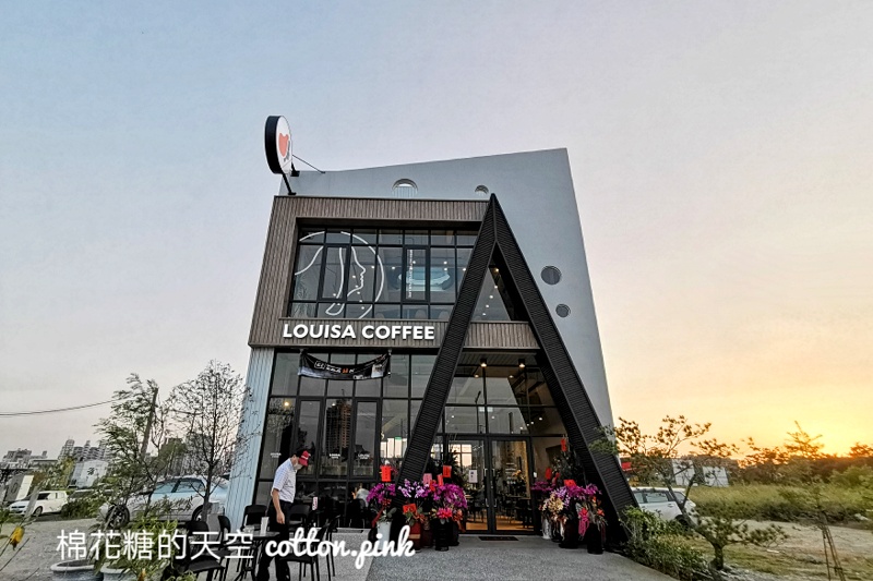 台中最美路易莎吸睛度百分百，大片窗景竟然還有小花園！