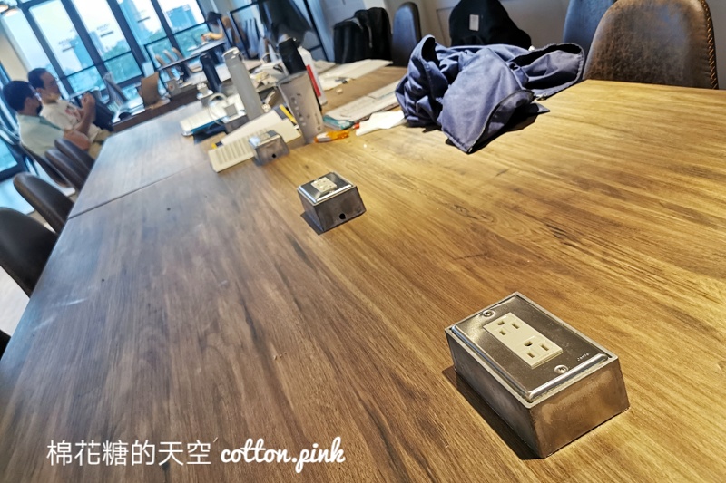 台中最美路易莎吸睛度百分百，大片窗景竟然還有小花園！