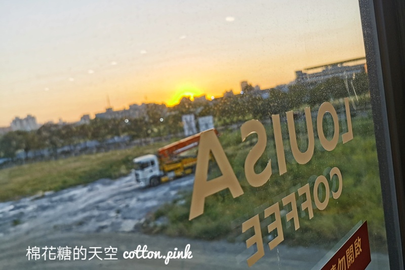 台中最美路易莎吸睛度百分百，大片窗景竟然還有小花園！