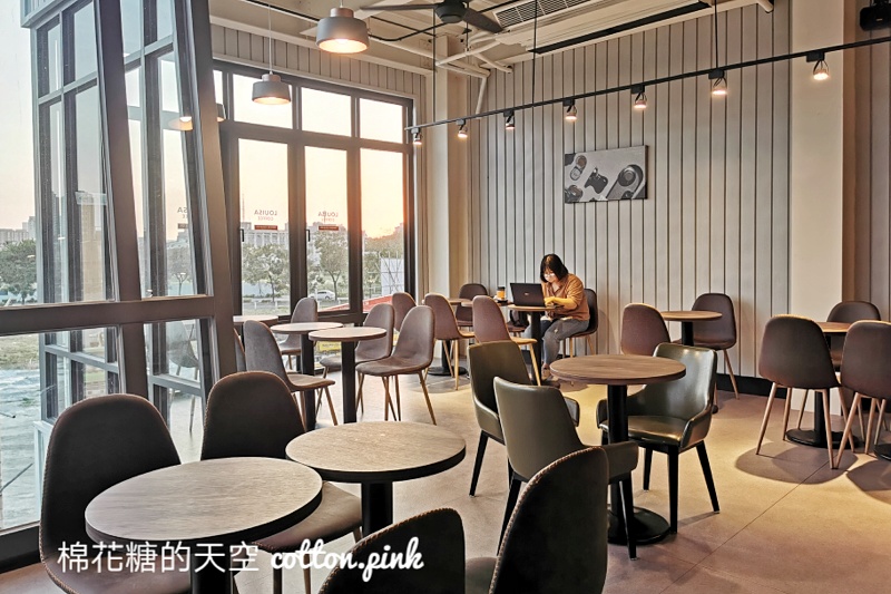 台中最美路易莎吸睛度百分百，大片窗景竟然還有小花園！