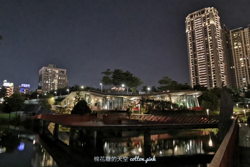 台中夜景市區也可以看！秋紅谷湖心倒影超美超浪漫