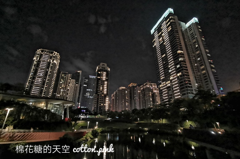 台中夜景市區也可以看！秋紅谷湖心倒影超美超浪漫