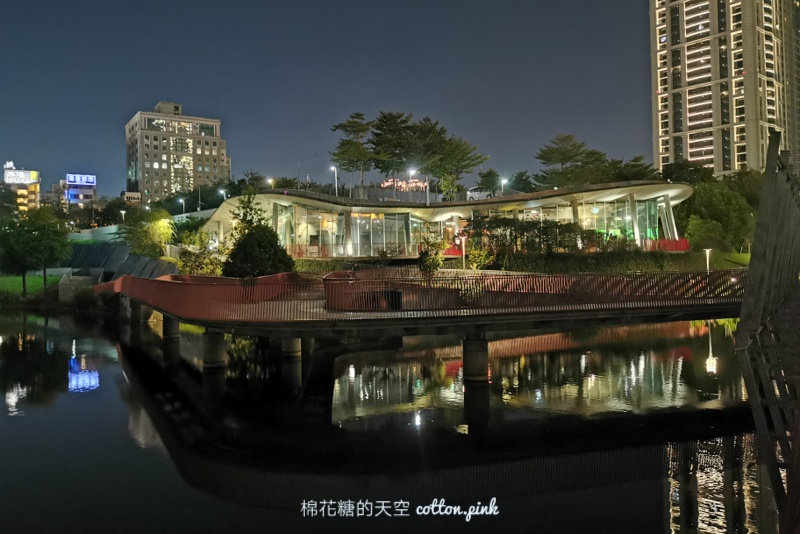 台中夜景市區也可以看！秋紅谷湖心倒影超美超浪漫