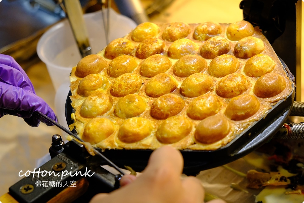台中總站夜市必吃懶人包！週一也有開～波波食堂雞蛋仔吃起來！