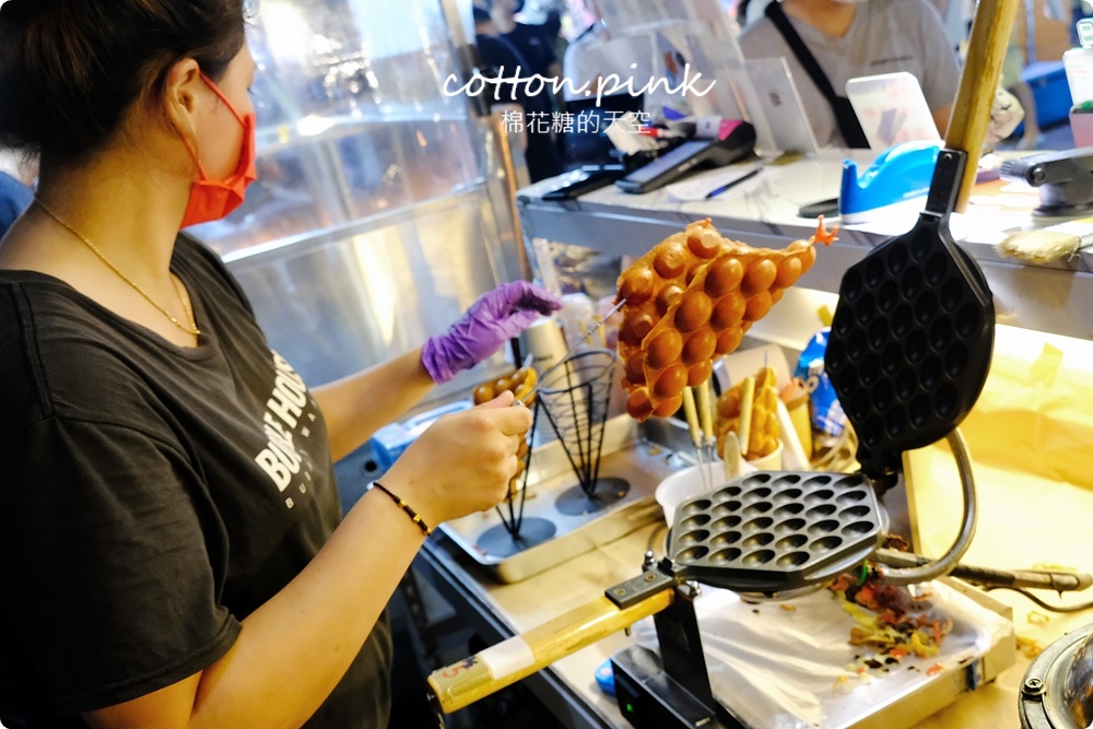 台中總站夜市必吃懶人包！週一也有開～波波食堂雞蛋仔吃起來！