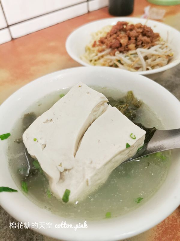 沒有招牌！自治街乾麵堆成小山馬上賣完～文化中心旁早午餐吃一波