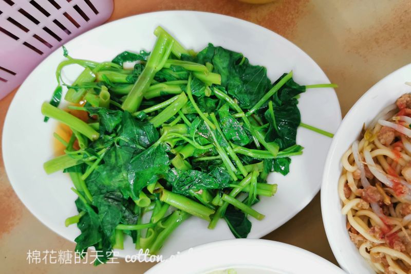 沒有招牌！自治街乾麵堆成小山馬上賣完～文化中心旁早午餐吃一波