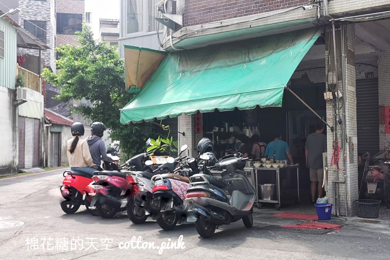 沒有招牌！自治街乾麵堆成小山馬上賣完～文化中心旁早午餐吃一波