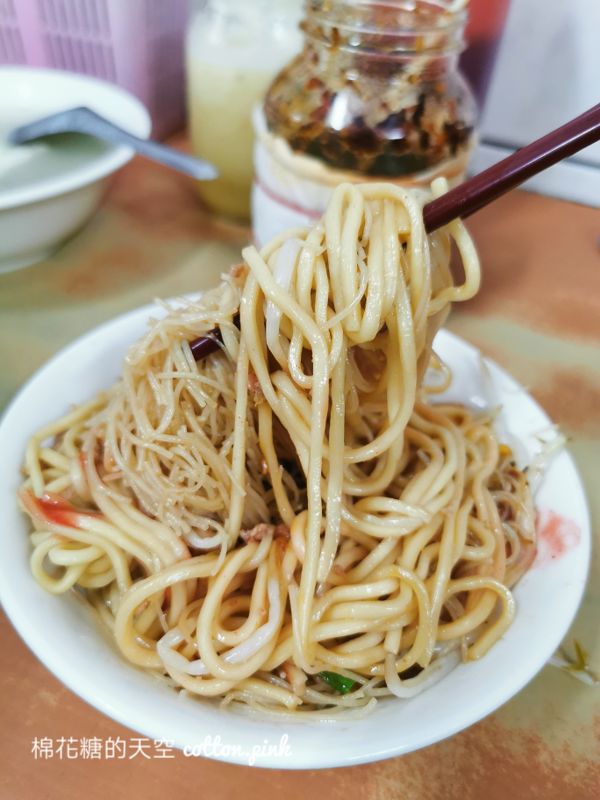沒有招牌！自治街乾麵堆成小山馬上賣完～文化中心旁早午餐吃一波