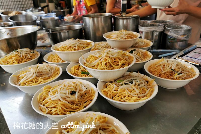 沒有招牌！自治街乾麵堆成小山馬上賣完～文化中心旁早午餐吃一波