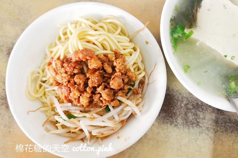 沒有招牌！自治街乾麵堆成小山馬上賣完～文化中心旁早午餐吃一波