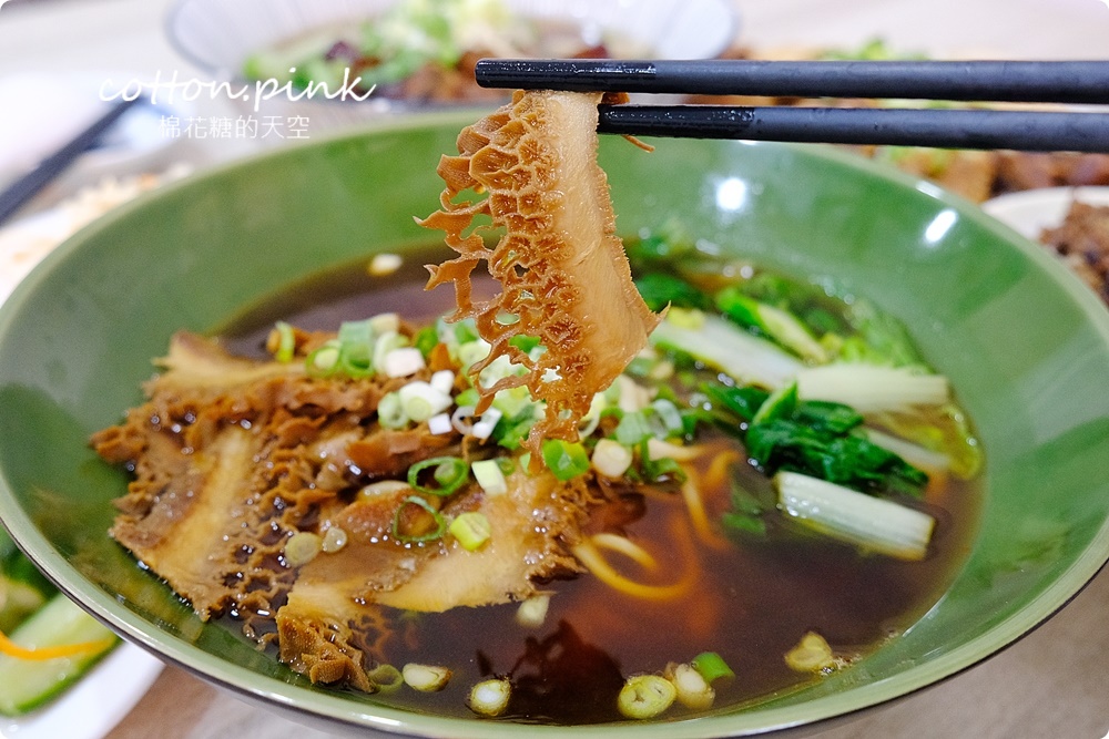 向上市場旁牛谷飲食店牛肉麵專賣～暗藏厲害滷味鴨頭必點