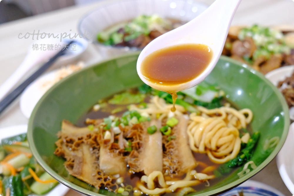 向上市場旁牛谷飲食店牛肉麵專賣～暗藏厲害滷味鴨頭必點