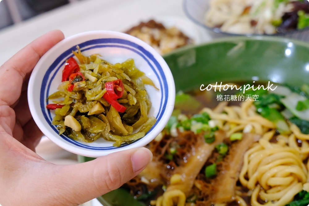 向上市場旁牛谷飲食店牛肉麵專賣～暗藏厲害滷味鴨頭必點