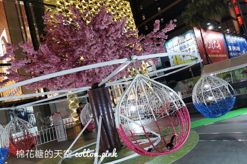 台中聖誕節提早開跑！聖誕樂園十二月改版！聖誕樹華麗上場～櫻花樹掰掰