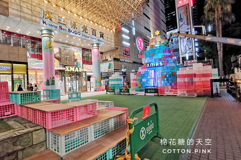 馬卡龍色系聖誕樹走環保風?! 台灣大道旁超特別聖誕樹～
