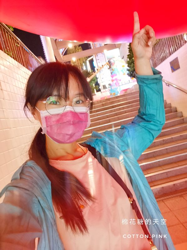 馬卡龍色系聖誕樹走環保風?! 台灣大道旁超特別聖誕樹～