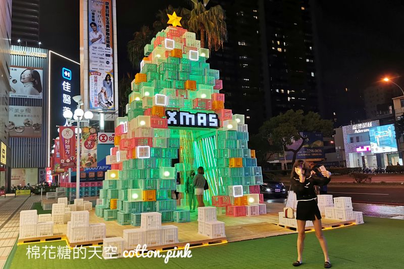 馬卡龍色系聖誕樹走環保風?! 台灣大道旁超特別聖誕樹～