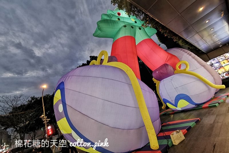 台中聖誕樹這顆超另類～草悟道聖誕村主腳們長腳想烙跑！