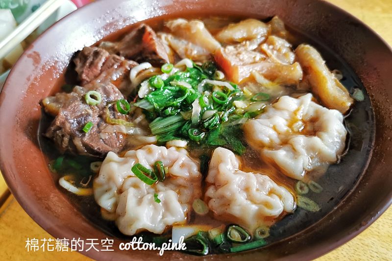 台中牛肉麵|龍華閣招牌三合一內含超大餛飩！結果水餃也大到嚇人