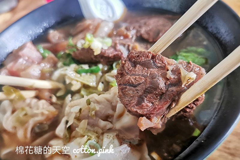 台中牛肉麵|龍華閣招牌三合一內含超大餛飩！結果水餃也大到嚇人