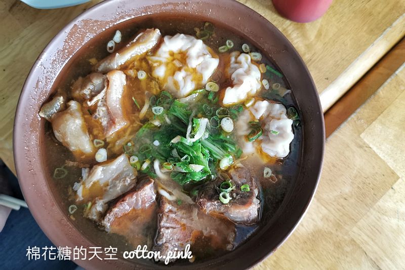 台中牛肉麵|龍華閣招牌三合一內含超大餛飩！結果水餃也大到嚇人